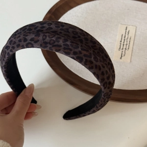 Dettaglio della morbida trama in tessuto leopardato e della fodera antiscivolo nera sulla fascia