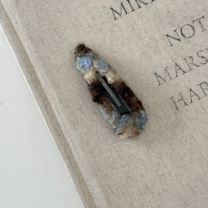 Détail de la barrette BB en laine mélangée montrant la texture bleue et beige