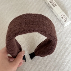 Retro mustard green knitted wide headband with thick velvet texture for autumn and winter