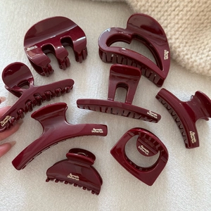 Pince à Cheveux Élégante Rouge Vin pour Femmes Style Français Polycarbonate Brillant Shark Clip Lettrage Doré Accessoires Cheveux