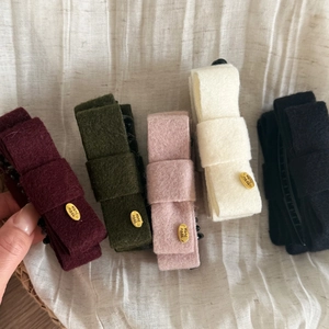 Set di 5 fermagli a banana in velluto colorato con etichette dorate fatte a mano