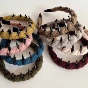 Détail de serre-têtes en maille avec rivets décoratifs en diverses couleurs d'automne