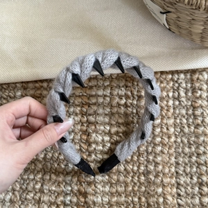 Bandeau en laine tricotée grise pour femme avec dents antidérapantes et texture douce