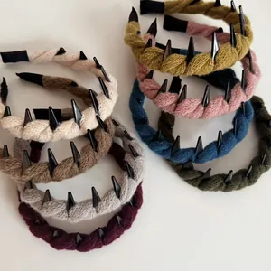 Serre-tête Femme Hiver en Laine Tricotée Tressée Avec Dents Antidérapantes Rivets à Pointes Punk Mode Accessoires Cheveux