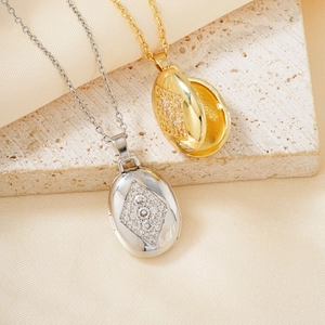 Detalle de collares relicario ovalados en oro y plata con compartimento para fotos y circonitas