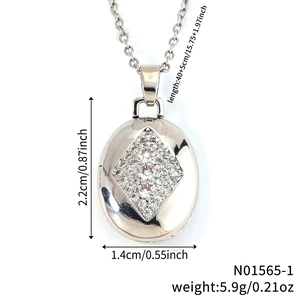 Poliertes silbernes ovales Medaillon mit Diamant-Rhautenmuster und feiner Kette
