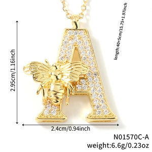 Collana dorata con ciondolo lettera A con zirconi incastonati e una piccola ape
