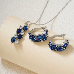 Detailansicht des saphirblauen Tropfen-Halskettensets und der passenden Ohrringe
