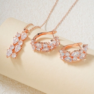 Detailansicht des rotgoldenen Schmucksets mit Zirkonia-Halskette und Ohrringen