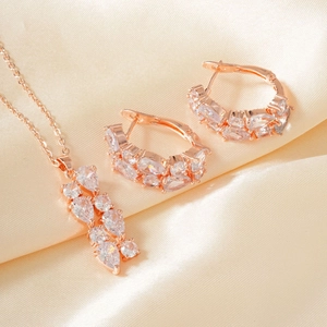 Detailansicht eines roségoldenen Schmucksets mit Zirkonia auf Champagner-Satin