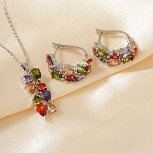 Detailansicht von Silberhalskette und Ohrringen mit bunten Zirkonia-Steinen besetzt