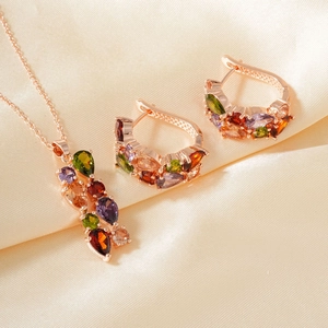 Detailansicht von buntem birnenförmigem Zirkon-Cluster auf Roségold-Schmuckset