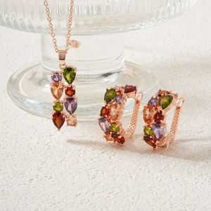 Detail eines Roségold-Schmucksets mit bunten Zirkonia-Steinen im Birnenschliff