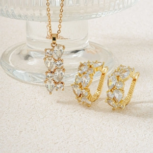 Elegantes Set aus goldener Halskette und Ohrringen mit unregelmäßigen Zirkonia-Steinen