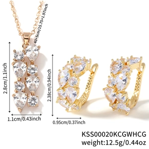 Luxuriöses vergoldetes Schmuckset mit Zirkonia-Halskette und passenden Ohrringen