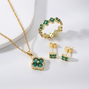 Elegantes Schmuckset mit 18 Karat Vergoldung, grünem Zirkon, Kleeblatt-Halskette und Ring
