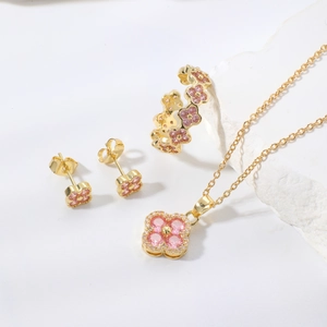 Elegantes Goldschmuck-Set mit rosa Kleeblatt-Halskette, Blumenohrringen und Ring
