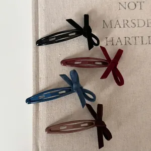 Lot de barrettes à cheveux avec nœud en velours en quatre couleurs pour un look rétro doux
