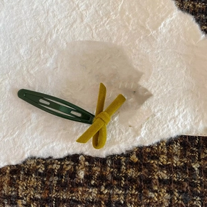 Barrette à cheveux avec nœud en velours jaune moutarde et vert foncé style vintage