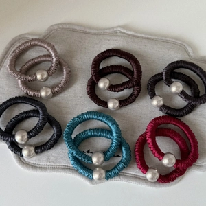 Lot de 12 chouchous élégants en satin avec perles métalliques en six couleurs assorties