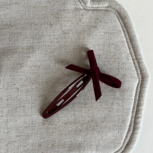 Détails de la barrette à nœud en velours rouge foncé avec clip en métal peint assorti