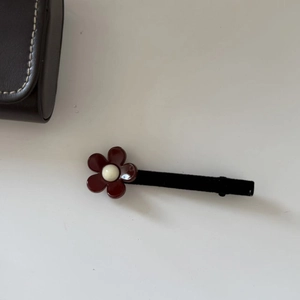 Pince à cheveux fleurie vintage avec fleur en résine rouge et perle sur velours noir