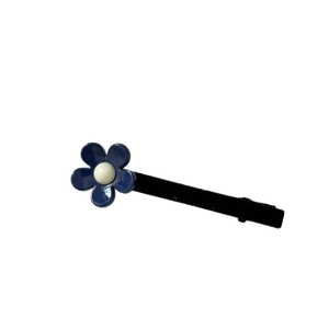 Barrette à cheveux fleur bleue à cinq pétales avec perle et finition noire mate