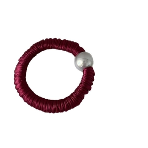 Chouchou en satin bordeaux à haute élasticité avec une perle métallique argentée