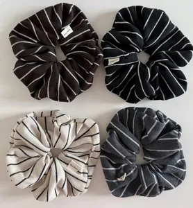 Détail du lot de 4 chouchous tricotés à rayures avec étiquettes faites à la main