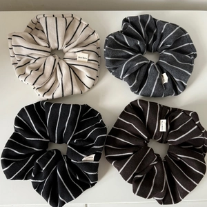 Lot de quatre chouchous tricotés à rayures en crème, gris, noir et marron pour femmes