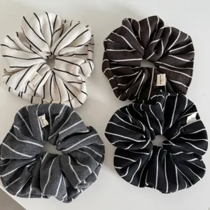 Lot de quatre chouchous en tricot rayé blanc, marron, gris et noir avec étiquette fait main