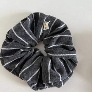 Chouchou en tricot rayé minimaliste gris foncé et blanc avec étiquette faite main