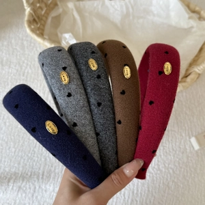 Serre-têtes larges en laine rétro avec motifs cœurs et breloque dorée en cinq coloris