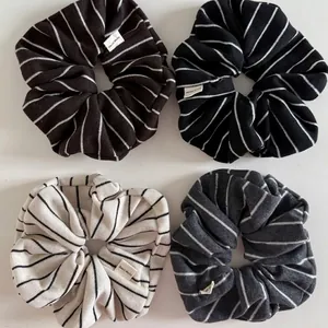 Chouchou à Rayures en Tissu Avec Étiquette Fait Main Attaches de Cheveux Élastiques Minimalistes Coréens pour Femmes