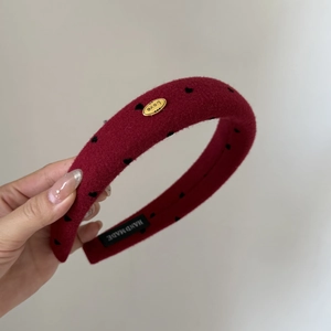 Serre-tête rétro en laine bordeaux avec motifs de cœurs et plaque métallique dorée