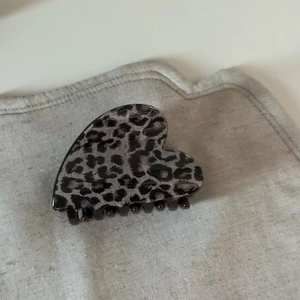 French style grey leopard heart hair claw clip with glossy finish for women