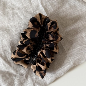 Chic leopard print chiffon banana hair clip with textured bubble folds for women