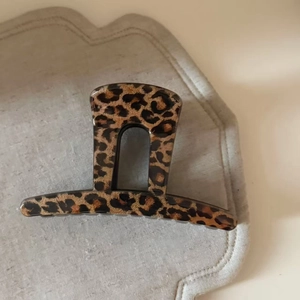 Classic leopard print hair claw clip for women in Korean vintage style with matte finish