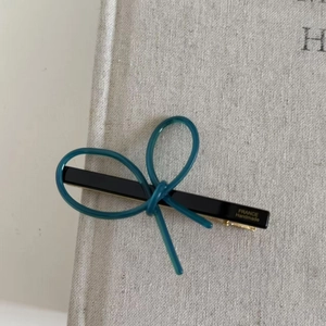 Barrette à cheveux artisanale en acétate avec nœud bleu sarcelle et base noire
