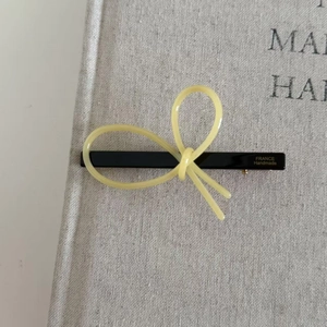 Détail de la pince à cheveux en acétate faite main avec texte France Handmade doré