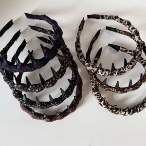 Vue détaillée de bandeaux à motifs léopard et carreaux avec des pointes noires décoratives