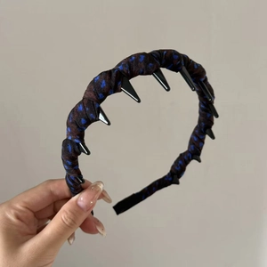 Serre-tête minimaliste en tissu léopard bleu avec pointes noires pour un style punk