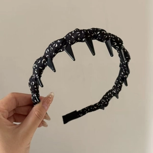 Détail d'un serre-tête en tissu à carreaux léopard bleu avec dents antidérapantes