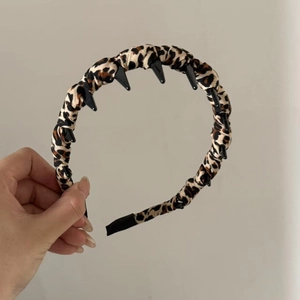 Détail de la texture léopard bleu et des dents antidérapantes noires sur le serre-tête