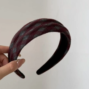 Plaid knitted wide headband in retro argyle pattern for autumn and winter fashion