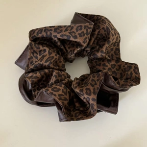 Retro leopard print and brown faux leather patchwork scrunchie with pleated design