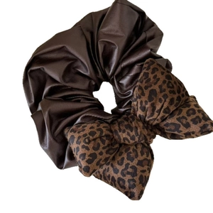 Retro brown PU leather scrunchie with leopard print bow for elegant women's hairstyling