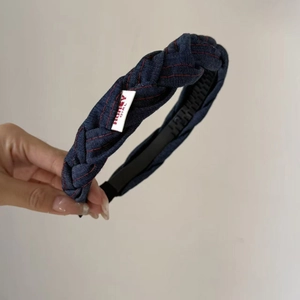 Serre-tête tressé en denim avec coutures rouges et base intérieure antidérapante