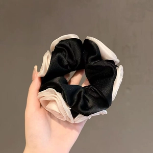 Chouchou rose en satin fait main en contraste noir et blanc pour coiffures élégantes
