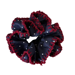Chouchou rétro bleu marine à pois blancs avec bordure en dentelle rouge pour femme